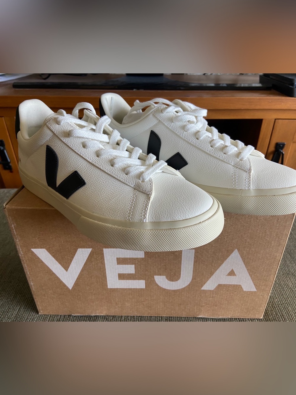 NIB Veja Men’s Campo with Black V Logo